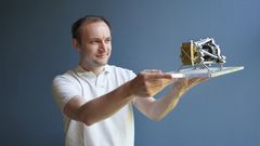 Hans Winther ved Universitetet i Oslo med en modell av NISP-instrumentet i Euclid. NISP inneholder noen komponenter som er utvikelt og bygget i Norge. Foto: Elina Melteig/Titan.uio.no