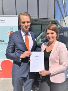 Administrerende direktør i Storebrand Forsikring, Fredrik Weibull og generalsekretær i Norsk elbilforeing, Christina Bu ved signering av samarbeidsavtale om Norges første elbilforsikring.