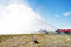 easyJet ble møtt av den tradisjonelle vannportalen ved første landing på Oslo lufthavn. (Foto: Avinor)