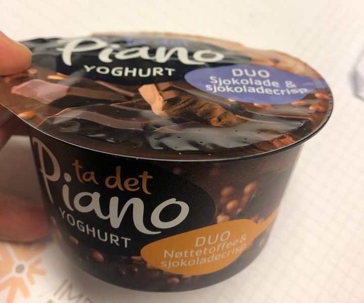TINE tilbakekaller denne varianten av Piano® Duo yoghurt sjokolade og sjokocrisp med feil emballasje som avbildet, og med datomerking: best før 20.02.20.