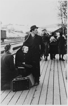 Evakuerte fra Oslo 9. april 1940. For kommersiell bruk av bildet, ta kontakt med NTB/Scanpix (foto: Arkivverket/Riksarkivet/NTBs Krigsarkiv, ukjent fotograf).