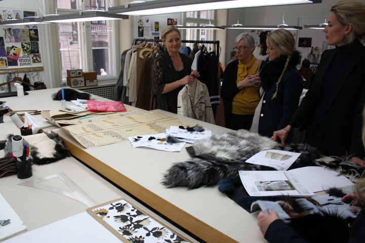 Catja Beck-Berge (t.h.) og Julie Maria Iversen (t.v.), fra Koenhagen Fur Studio, viser frem skisser fra Edda Gimnes med Norwegian Type