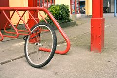 Lås sykkelramme og bakhjul til en stolpe eller sykkelstativ, ikke bare forhjulet, anbefaler Frende. Illustrasjonsfoto: iStock