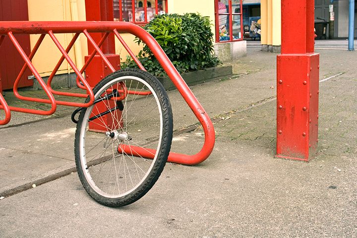 Lås sykkelramme og bakhjul til en stolpe eller sykkelstativ, ikke bare forhjulet, anbefaler Frende. Illustrasjonsfoto: iStock
