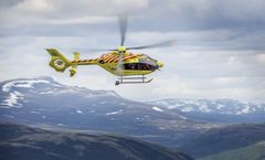 Norsk Luftambulanse må stadig ut i fjellet og hjelpe folk ned.
