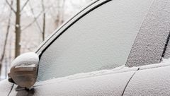 Spesielt elbiler med ladeluke foran og luker uten gummiforpakning er utsatt når det er kaldt. Snø og vann trenger lett inn mens du kjører og fryser til når du har parkert. (Foto: Colourbox)