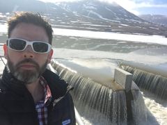 Reidar Tolsrød, her foran en av sommerens oppgaver. Dette skal utføres som en reklamasjon når drikkevannskilden Ishavdsdammen kan tappes ned, og drikkevannet til Longyearbyen kan hentes i sommervannskilden.