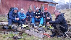 «Gutta på tur» i Finnmark: Vegard Ulvang (f.v.), guide Joakim Elvenes, Arne Hjeltnes, Aksel Lund Svindal, Bjørn Dæhlie og Arne Brimi. Foto: Dag Vidar Hopøy/Parkas Production/TV 2