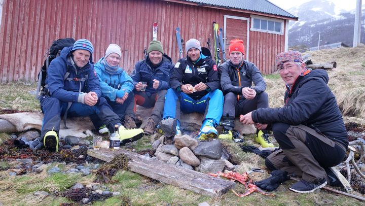 «Gutta på tur» i Finnmark: Vegard Ulvang (f.v.), guide Joakim Elvenes, Arne Hjeltnes, Aksel Lund Svindal, Bjørn Dæhlie og Arne Brimi. Foto: Dag Vidar Hopøy/Parkas Production/TV 2