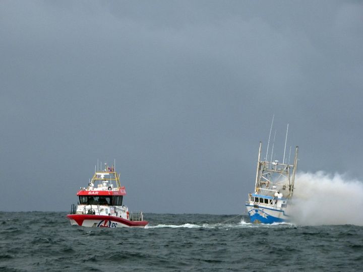 Nautisk mil-dugnaden bidrar til at 50 redningsskøyter er i beredskap døgnet rundt. Her får en fiskebåt hjelp av RS «Stormbull» utenfor Kristiansund i januar i år. FOTO: Leif Andersen