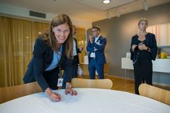 Ingrid Janbu Holthe i If signerer avtalen med Santander.