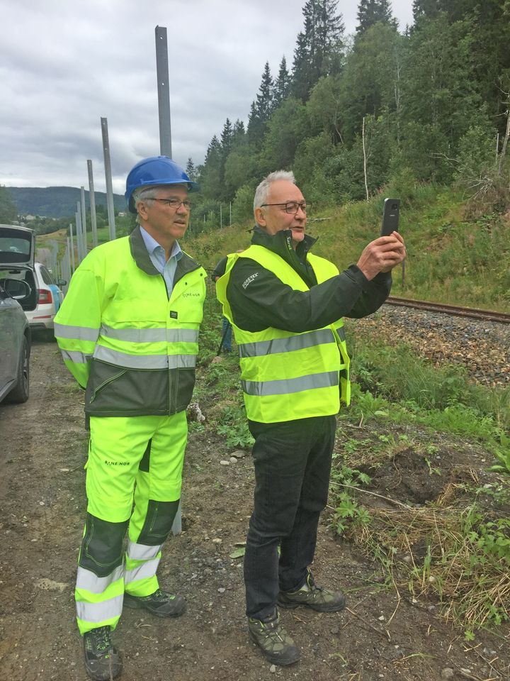 Banesjef Bjørn Sørum og reineier Torstein Appfjell inspiserer bygging av reingjerde på Nordlandsbanen. Foto Torstein Fossum / Bane NOR