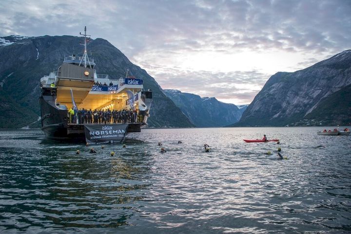 249 deltakere hoppet i en iskald Hardangerfjord. Credit: Kai-Otto Melau