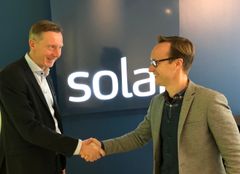 Solar Sverige, her ved administrerende direktør Anders Koppel, og Otovo, ved Andreas Bentzen, inngår samarbeid for å få ned prisene på solceller i Sverige.