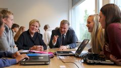 Kulturminister Thorhild Widvey og direktør Atle Hamar diskuterer med elevar i 
klasse 10B2 på Engebråten skole.