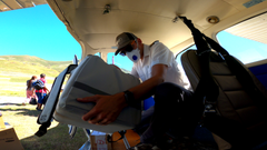 MAF-pilot Grant Strugnell laster ut vaksiner i Lesotho.
