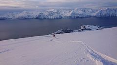 Espen Nordahl legger spor i nysnø. Foto: Erlend Sande