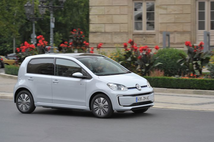 Den populære småbilen Volkswagen e-up! kommer i en oppdatert utgave med inntil 260 km rekkevidde (WLTP testsyklus)