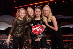 4everU med MGPjr-trofeet. F.v. Eline, Savannah, Maria og Bettina. (Foto: David Dundas/NRK)