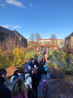 Under Dinodag 28. oktober 2018 var det lange køer foran museumsinngangen til Naturhistorisk museum. Foto: Karenina Kriszat