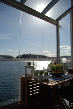 Innglasset balkong beskutter deg mot vær og vind, men gir også fantastisk utsikt. Foto: Harmoni