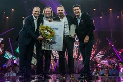 Jan Frode Johansen, Odd Reitan og Ole Robert Reitan delte ut prisen Årets Butikk 2016 til Kjøpmann Arne Tungseth på REMA 1000 Rock City. Foto: Jacob Noodt, eventograf.