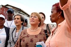 Michelle Bachelet tar nå over som FNs høykommissær for menneskerettigheter. FN-sambandet skriver i en kronikk denne uka at "Vi trenger en menneskerettighetssuperhelt". Hun påtar seg en av de mest utfordrende rollene i FN, og vil trenge sterk støtte og flere ressurser. Dette bildet er fra den gang hun var sjef for UN Women, bildet er fra Port-Au-Prince, Haiti, 22. oktober 2012. Foto: UN Women