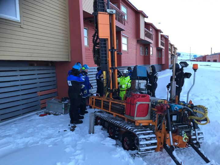 Longyearbyen: Her gjennomføres grunnundersøkelser og installasjon av termistorstreng for å måle temperaturutvikling i permafrosten. Foto: Anatolii Sinitsyn