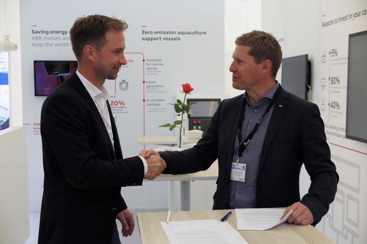 Lars Wasa Andersen fra ABB og Nils-Johan Tufte fra ØPD undertegnet under Aqua Nor en intensjonsavtale for EICT-leveranser til Marine Donut