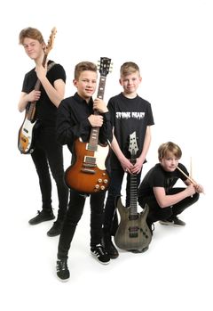 Edvard (14, bass), Theodor (13, gitar), Eskil (12, gitar og vokal) og Gustav (12, trommer) fra Askim utgjør gruppa «Stone Heart» . FOTO: Ole Kaland/NRK