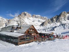 En skiferie i Alpene kan være fantastisk. Men det kan også bli fantastisk kostbart hvis man drar uten gyldig forsikring. Foto: Scanpix
