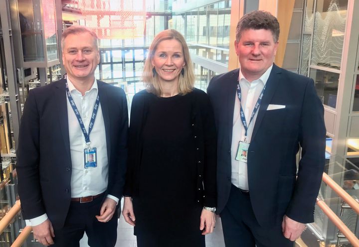 From left: Tord Rune Larsen, Sales Director Card at EVRY, Merete Eikeseth Gillund, CIO at Bank Norwegian, Jarle Eng, Key Account Manager Financial Services at EVRY.