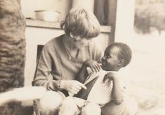 1971 Turid Olaisen Kashio jobbet to år som lærer Afrika. Hun startet jobben i Uganda, men etter at Idi Amin kom til makten og uroligheter spredte seg i Uganda fortsatte hun fredskorpstjenesten i Tanzania.