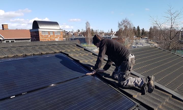 Montering: Solcelleselskapet Otovo monterer et anlegg på et tak på Bekkestua i Bærum i mars.