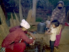 Håndvask er et viktig smittevernstiltak også i rurale områder uten strøm og innlagt vann. Foto: Utviklingsfondet