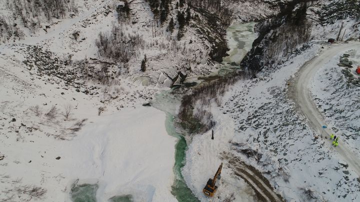 Vanngjennomstrømmingen i kanalen NVE har gravd i snøskredet i Driva, er stabil og demningen ligger i ro. Foto:NVE/Simon Oldani