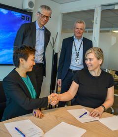 Divisjonsdirektør Eve Vangsnes Bergli i Skatteetaten og avdelingsdirektør Marianne Haahjem i Politiets Fellestjenester signerer samarbeidsavtalen.