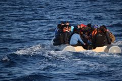 På den nest siste vakten plukker redningsskøyta opp 57 personer fra en overfylt gummibåt. 24 av dem er små barn, flere under ett år gamle.