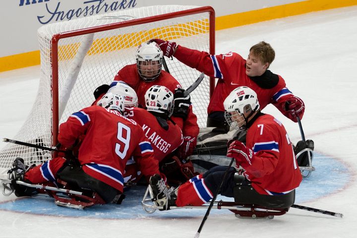 Det norske paraishockey-landslaget jubler etter seier mot Sverige under Paralympics i Sotsji. Foto: NTB Scanpix