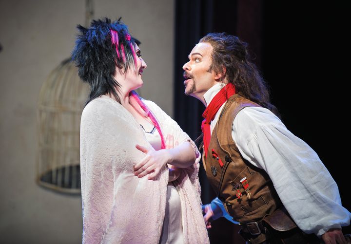 Samantha Hankey i rollen som Rosina, og Joshua Hopkins som barberen Figaro. Foto: Jörg Wiesner