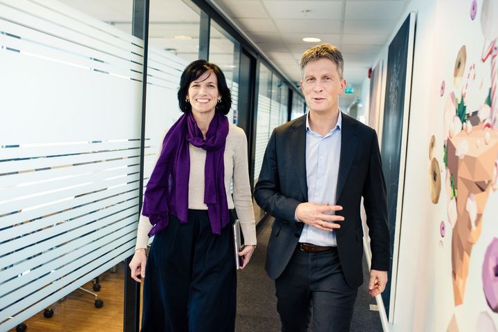 Kimberly Lein-Mathisen, leder for Microsoft Norge, og Rune Skjelvan, leder for KPMGs rådgivningsvirksomhet, er fornøyde med partnersamarbeidet.
