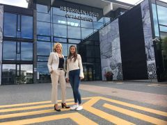 Prorektor Nina Waaler kan ønske sykepleiestudent Siri Mikaela Jøssund fra Strømmen velkommen til HiOAs campus på Kjeller.