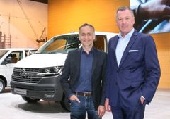 Heinz-Jürgen Löw, styremedlem for salg og marketing i Volkswagen Commercial Vehicles (til høyre) og Albert Kirzinger, sjefsdesigner for nye Transporter T6.1 på "Bauma 2019".