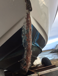 Denne båten traff en stolpe på en holme i høy fart. Skrogskader er på skadetoppen i sommer. Skadefoto: Frende