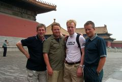 «Gutta på tur» i Kina i 2001. F.v.: Arne Brimi, Arne Hjeltnes, Bjørn Dæhlie og Vegard Ulvang.