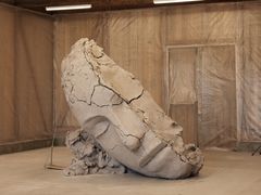 Installasjonen `Silent Studio` av Mark Manders består av en rekke ulike skulpturer og kan oppleves på Kistefos fra og med 21. august. Foto: Einar Aslaksen.