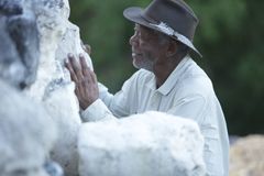I serien besøker Morgan Freeman den kjente nasjonalparken Tikal i Guatemala. Her finnes ruiner etter Mayafolket. Foto: National Geographic Channels/Olga Laris