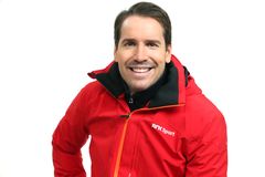 Emil Hegle Svendsen er nyeste tilskudd som kommentator i skiskyting i vintersesongen 2019-2020. Foto: NRK/Ole Kaland.