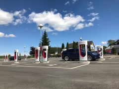 TESLASTASJON: Tesla har egne hurtigladere stasjonert omkring hele Norge. Foto: Ann Cathrin Andersen
