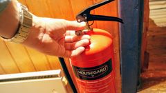 Har brannslukkeren din gått ut på dato?
Mange slurver med kontroll og vedlikehold av brannsikkerhetsutstyret i hjemmet. -Husk at brannslukkere og brannslanger også har holdbarhetsdato, og må kontrolleres jevnlig.